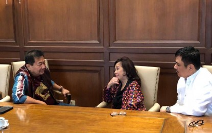 <p>WORKING TOGETHER. House Speaker Gloria Macapagal Arroyo and Davao del Norte Rep. Pantaleon Alvarez met for the first time on Wednesday (July 25) since the leadership shakeup in the lower chamber. Arroyo said that she and Alvarez vowed to "continue our good relationship with each other." <em>(Photo courtesy of the Office of Pampanga Rep. Aurelio Gonzales)</em></p>