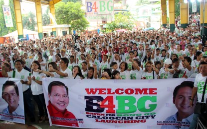 <p><strong>LAUNCH OF B4BG MOVEMENT</strong>. Former Caloocan City Mayor Recom Echeverri spearheads the launching of the B4BG Bayan for Bong Go Movement in Barangay 186, Caloocan City, the first in Metro Manila, on Saturday (July 28, 2018) as city residents express their clamor for SAP Christopher "Bong" Go to run in the May 2019 elections. B4BG is a nationwide grassroots volunteer organization.<em> (PNA photo by Gil Calinga)</em></p>