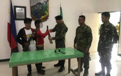 <p><strong>NPA SIBLINGS YIELD.</strong> Two young members of the communist New People’s Army identified as brothers Boyet, 19, and Ato,18, both surnamed Ador, surrender before Colonel Robert Dauz, commander of the Army's 1st Mechanized Infantry Brigade at the headquatrers of the Army's 1st Mechanized Infantry Brigade in Tacurong City on Friday (July 27, 2018). Looking on are Lieutenant Colonel Harold Cabunoc (second from right), the commander of 33rd Infantry Battalion, and another military officer. <em>(Photo by 6ID)</em></p>