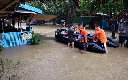 <p><strong>EL NIDO FLOOD RESCUE OPERATION:</strong> Personnel from the Coast Guard Substation El Nido (CGSEN) conducted house-to-house rescue operations in the flooded barangay of New Ibajay on Saturday morning (July 28, 2018). <em>(Photo by CGSEN)</em></p>