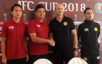 <p><strong>AFC CUP</strong>. Head coaches Risto Vidakovic of Ceres Negros (2<sup>nd</sup> from right) and Aidil Sharin of Home United, with their respective players Martin Steuble (right) and Shahril Ishak (left), meet during a press conference ahead of the AFC Cup 2018 ASEAN Zonal Finals first leg at the Panaad Stadium in Bacolod City on Wednesday night. <em>(Photo by Nanette L. Guadalquiver)</em></p>