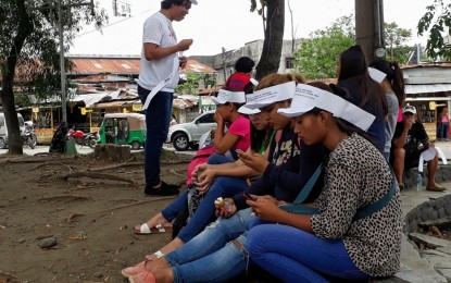 <p>Overseas Filipino Workers (OFWS) from Davao City were among the early birds for the rally in support to Labor Secretary Silvestre Bello III at the Freeddom Park on Thursday. <em><strong>Lilian C. Mellejor/PNA</strong></em></p>