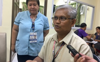 <p><strong>INTERNET-FREE TECH.</strong> Engr. Almadin Domingo, Information Technology Officer of the Schools Division of Ilocos Norte explains the use of RACHEL Pi technology.<em> (Photo by Leilanie Adriano)</em></p>