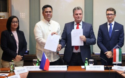 <p><strong>MOA SIGNING.</strong> Presidential Communications Operations Office (PCOO) Secretary Martin M. Andanar (2nd from left) and Hungarian Ambassador to Manila Dr. Jozsef Bencze (2nd from right) show the memorandum of agreement between the Philippine News Agency (PNA) and the Media Support and Asset Management Fund or the Médiaszolgáltatás-támogató és Vagyonkezelő Alap (MTVA) of Hungary in a signing ceremony at the New Executive Building in Malacañang on Monday (August 6, 2018). Also in the photo are News and Information Bureau (NIB) Director Virginia Arcilla-Agtay (left) and David Ambrus (right), Deputy Head of Mission of Hungary to the Philippines. <em><strong>(PNA photo by Jess M. Escaros Jr.)</strong></em></p>
