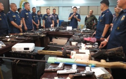 <p><strong>LOOSE FIREARMS</strong>. Senior Supt. Rodolfo Castil (center), Negros Occidental police provincial director, together with several chiefs of police at the Negros Occidental police headquarters in Camp Alfredo Montelibano Sr., presents the 183 loose firearms in a press conference Monday afternoon (Aug. 6, 2018) . <em>(PNA photo by Nanette L. Guadalquiver/PNA)</em></p>