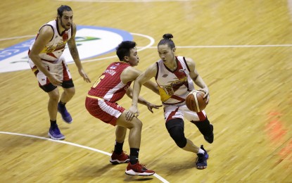 <p>It's a one-on-one between San Miguel Beermen's Alex Cabagnot and Barangay Ginebra's Scottie Thompson during Game 5 of the PBA Commissioner's Cup Finals at the Smart Araneta Coliseum in Quezon City on August 5, 2018.<em> </em>Ginebra won, 87-83.<em> (Photo courtesy of PBA Media Bureau)</em></p>