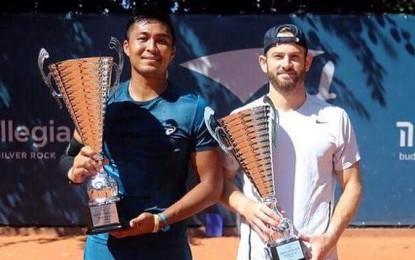 <p><strong>RUNNERS-UP.</strong> Filipino-American Ruben Gonzales (left) and partner, American Nathaniel Lammons pose with their runners-up trophies during the awarding ceremony of the Sopot Open in Poland on Sunday (August 5, 2018).<em> (Photo courtesy of Sopot Open/Andrzej Szkocki)</em></p>