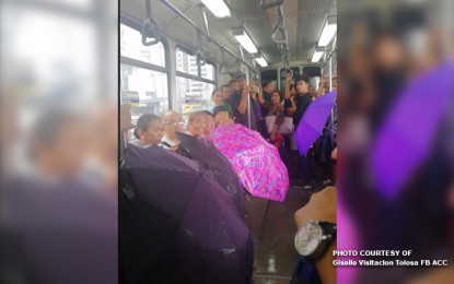 <p><strong>AIRCON LEAK.</strong> An MRT rider takes a video of passengers with their umbrellas open inside the train due to the aircon leak. <em>(Screenshot from Giselle Tolosa's Facebook account)</em></p>