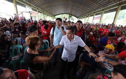 <p>Village officials greet Special Assistant to the President Christopher Lawrence “Bong” Go before his speech at a covered court during the Samar Day celebration. <em>(Photo from FB page of Bong Go)</em></p>