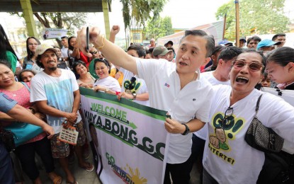 <p>Special Assistant to the President Christopher Lawrence “Bong” Go takes a selfie photo with one of the supporters gathered at the Samar provincial capitol grounds. <em>(Photo from Bong Go FB page)</em></p>