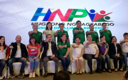 <p><strong>HUGPONG ALLIANCE.</strong> Hugpong ng Pagbabago chairperson, Davao City Mayor Sara Z. Duterte and HNP’s new political partners do President Rodrigo Duterte’s signature fist bump after she signed an alliance agreement with nine national and local political parties at the Blue Leaf Filipinas in Paranque City on (Aug. 13, 2018). Sitting from left are Quezon City Vice Mayor Joy Belmonte of Serbisyo sa Bayan Party; Zamboanga del Norte first district Rep. Seth Frederick Jalosjos of Aggrupation of Party for Progress; Ilocos Norte Gov. Imee Marcos of Ilocano Timpuyong; National Unity Party president Fredenil Castro; Mayor Sara Duterte; Nacionalista Party national director Sen. Cynthia Villar; Mark Leandro Mendoza of Nationalist People’s Coalition; Nadya Emano-Elipe of PaDayon Pilipino; Pampanga Gov. Lilia Pineda of Kambilan; and Norris Oculam of Alyansa Bol-anon Alang sa Kausuban (ABAKA). Davao Occidental Gov. Claude Bautista (standing 3rd from right) and HNP sec-gen Anthony del Rosario (extreme right standing) as well as Senator JV Ejercito and former senator and now Taguig City Rep. Pia Cayetano and other HNP officials join the group photo. <em>(Photo by Jelly Musico/PNA)</em></p>