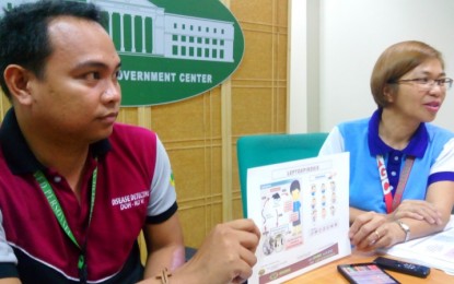 <p><strong>LEPTO WARNING</strong>. Dr. Grace Tan (right), head of Bacolod CHO Environment Sanitation Division, and Dee Apolinario of the Disease Surveillance Office-Bacolod City, show a flyer with tips on leptospirosis prevention during a press briefing on Monday, Aug. 13, 2018. <em>(Photo by Nanette L. Guadalquiver)</em></p>
<p> </p>