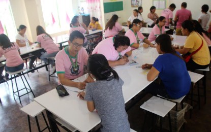 <p><strong>PROFILING DENGVAXIA.</strong> Staff of DOH-Calabarzon start the Dengavaxia profiling of cases at the Lawa Integrated School in Calamba City on July 31, 2018. The individual profile, combined with physical examination, will help DOH generate an evidence-based intervention needed for their evaluation of cases.<em> (Photo courtesy of DOH Calabarzon Media Office)</em></p>