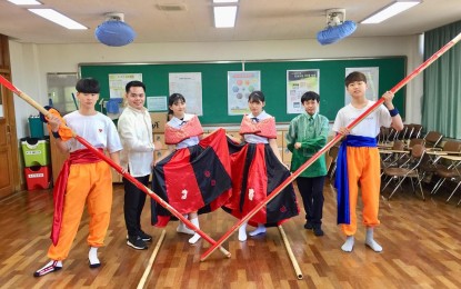 <p><strong>TEACHING KOREAN STUDENTS 'TINIKLING'.</strong> Korea-Philippines Exchange teacher Erwin Berry teaches selected students of Tanhyon Middle School how to dance <em>"tinikling". (Photo courtesy of Erwin Berry)</em></p>