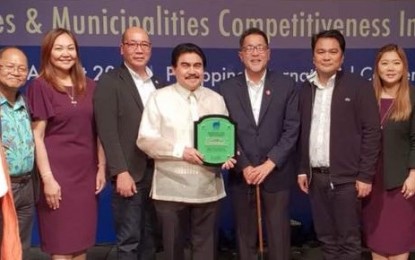 <p><strong>WINNER.</strong> Bacolod City Mayor Evelio Leonardia (center) holds the plaque for being the third Most Improved Local Government Unit  in the highly-urbanized cities  category of the 2018 Cities and Municipalities Competitiveness Index during a ceremony held in Manila on Thursday (August 16, 2018).  Also in the photo are National Competitiveness Council co-chair Guillermo Luz (3<sup>rd</sup> from right), Rep. Greg Gasataya (2<sup>nd</sup> from right), Vice Mayor El Cid Familiaran (3<sup>rd</sup> from (left), Councilors Cindy Rojas (right), Em Ang (2<sup>nd</sup> from left), and Bartolome Orola. (<em>Contributed Photo)</em></p>