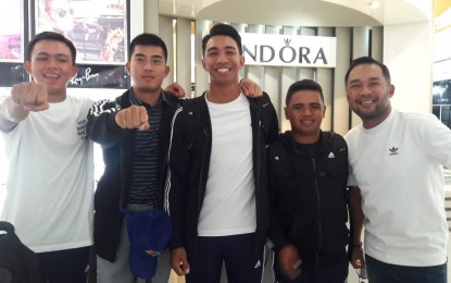 <p><strong>GOING FOR GOLD.</strong> The men's golf team that will compete in the Asian Games pose for a group shot at the Ninoy Aquino International Aiport in Pasay City on August 16, 2018. From left are players Weiwei Go, Li Go, Luis Castro and Rupert Zaragosa, and National Golf Association of the Philippines (NGAP) executive director Boom Coscoluella. <em>(Photo courtesy of Judith Caringal/Radyo Pilipinas2)</em></p>