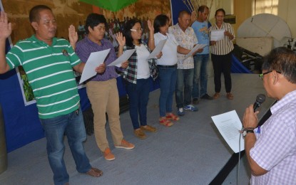 <p><strong>AGRI HEROES.</strong> Officers of Food Production Heroes Association in Negros Occidental take their oath before Manuel Olanday, supervising agriculturist of the Department of Agriculture Regional Field Office 6, on Friday (August 17,2018). <em>(Photo courtesy of Negros Occidental Capitol PIO)</em></p>
