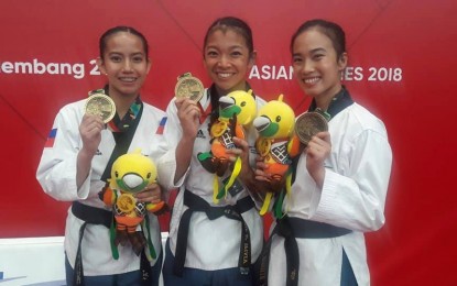 <p class="p1"><strong>BRONZE MEDALISTS.</strong> The women's poomsae team composed of Oliva Janna Dominique, Juvenile Faye Crisostomo and Rinna Babanto shows their medals during the awarding ceremony of the 18th Asian Games taekwondo competition at the Jakarta Convention Center on Sunday. <em>(Photo by Judith Caringal/Radyo Pilipinas 2)</em></p>