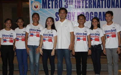 <p><strong>NEGRENSE SCHOLARS.</strong> The seven China-bound scholars from the Third District of Negros Occidental with Rep. Alfredo Benitez during the awarding rites in Victorias City on Saturday (August 18, 2018). <em>(Contributed photo)</em></p>