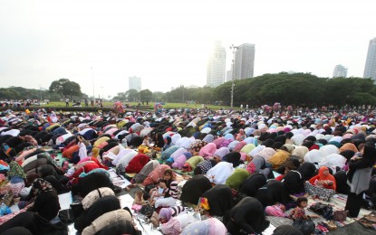 <p><strong>EID'L ADHA PRAYER</strong>. Hundreds of Muslims celebrate the Eid'l Adha (Feast of Sacrifice) by offering a prayer at the Quirino Grandstand, Rizal Park in Manila on Tuesday (August 21, 2018). Eid’l Adha commemorates Ibrahim’s (Abraham’s) willingness to sacrifice his son to show his obedience to and trust in God.<em> (PNA photo by Avito C. Dalan)</em></p>