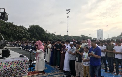 <p><strong>MUSLIM FEAST OF SACRIFICE.</strong> Muslims gather at the Quirino Grandstand in Manila to celebrate Eid al-Adha or the Feast of Sacrifice on Tuesday (August 21, 2018). <em>(PNA photo by Ferdinand G. Patinio)</em></p>