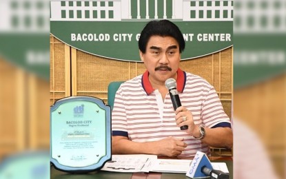 <p><strong>PLAQUE OF RECOGNITION.</strong> Mayor Evelio Leonardia with the plaque of  recognition of  Bacolod City as the third 'Most Improved Local Government Unit (LGU)' in the highly-urbanized cities category of the 2018 Cities and Municipalities Competitiveness Index during a press conference on Monday (August 20, 2018). <em>(Photo courtesy of Bacolod City PIO)</em></p>