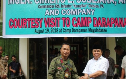 <p><strong>DARAPANAN VISIT.</strong> Moro Islamic Liberation Front chieftain Al Haj Murad Ebrahim welcomes Brig. Gen. Cirilito Sobejana, the commander of the 6th Infantry Division, during a visit inside MILF’s Camp Darapanan in Maguindanao on Sunday (Aug. 19). <em>(Photo courtesy of 6ID) </em></p>