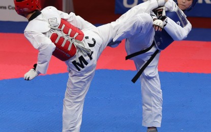 <p><strong>ONE MORE BRONZE.</strong> Pauline Louise Lopez (right) gave the Philippines its fourth bronze medal in the ongoing 18th Asian Games in Indonesia. Photo shows Lopez in action against Feng Xiao of Macau in the women's -57kg quarterfinal round of the taekwondo competition at the Jakarta Convention Center Plenery Hall on Tuesday (August 21, 2018).<em> (Photo by PSC Media Pool) </em></p>