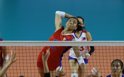 <p><strong>EYES ON THE BALL.</strong> Alyssa Valdez in action during the match between Philippines and Hong Kong in the 18th Asian Games women's volleyball competition at the Gor Bulungan Stadium in Jakarta, Indonesia on Thursday. <em>(Photo by PSC Media Pool)</em></p>
