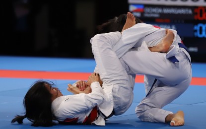 <p><strong>ANOTHER BRONZE</strong>. Margarita Ochoa in action against Deepudsa Siramol of Thailand in the women's Newaza -49kg event in the 18th Asian Games Ju-jitsu competition at the Jakarta Convention Center Assembly Hall on Friday. <em>(Photo by PSC Media Pool)</em></p>