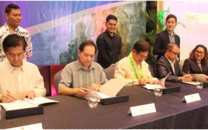 <p><strong>HEALTH PACT.</strong> Department of Health (DOH) Calabarzon Regional Director Dr. Eduardo C. Janairo (center) joins regional executives and representatives of the Department of the Interior and Local Government (DILG), PhilHealth and regional health units in the signing of the Joint Regional Memorandum Circular and Mid-Practicum Assessment Session for the Municipal Leadership and Governance Program (MLGP) Course - on coaching and mentoring development among local mayors - at the regional gathering held at the Manila Diamond Hotel on Aug. 24, 2018. <em>(Photo courtesy of DOH4A-MRCU)</em></p>