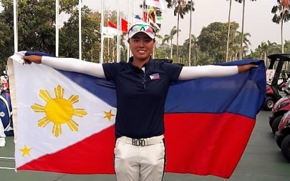 <p><strong>ASIAN GAMES CHAMPION</strong>. Filipino-Japanese golfer Yuka Saso holds the Philippine flag after winning the gold medal in the women's individual event at the 2018 Asian Games in Jakarta, Indonesia in August. <em>(Contributed photo)</em></p>