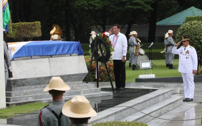 <p><strong>SALUTE TO HEROES.</strong> President Rodrigo Roa Duterte offers a wreath to the Tomb of the Unknown Soldier in commemoration of the National Heroes Day at the Libingan ng mga Bayani in Taguig City on Monday (Aug. 27, 2018) <em>(PNA photo by Avito C. Dalan)</em></p>
