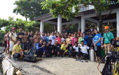 <p><strong>SCUBASUREROS</strong>. This team of scuba divers regularly collects garbage beneath the waters of the Hundred Islands National Park in Alaminos, Pangasinan. (<em>Photo from Mayor Arthur Celeste's Facebook account) </em></p>