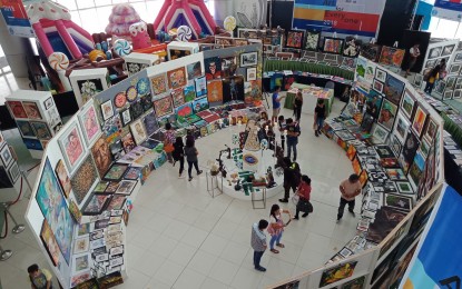 <p><strong>WORLD OF ART.</strong> More than 1,000  paintings, photographs, and sculptures are on display at SM City Naga for the ongoing "Art for Everyone", Bicol's largest art exhibit in its entire history. <em><strong>(Photo by Melissa Basmayor)</strong></em></p>