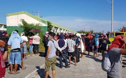 <p><strong>CAMP OUT.</strong> Members of urban poor group Kadamay and other informal settlers arrive at the AFP/PNP housing project in Barangay Felisa, Bacolod City to camp out as they ask to be allowed to apply for the housing units on Thursday (August 30, 2018). <em>(Photo courtesy of Bombo Radyo Bacolod)</em></p>