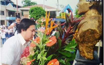<p><strong>FLORAL OFFERING</strong>. Noveleta Mayor Dino Reyes Chua leads the floral offering to the town and Cavite’s one of foremost heroes, General Mariano Alvarez, along with four other local heroes during the 122nd Anniversary of the "Capture of the Noveleta Tribunal” on Friday, (Aug. 31, 2018). The local government paid tribute to Cavite’s fallen heroes who fought for freedom during the Philippine Revolution and the fall of the Noveleta Tribunal on Aug. 31, 1896. <em>(Photo by Dennis Abrina)</em></p>