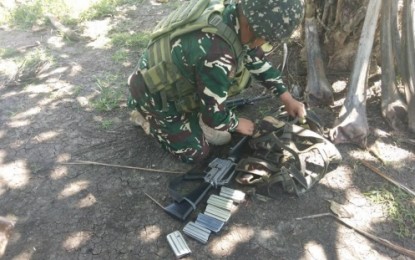 <p>A government soldier inspects the M16 rifle recovered at an abandoned house in Barangay Takepan, Pikit, North Cotabato, after villagers reported of indiscriminate firing of guns in the area, the Army’s 6th Infantry Division said on Thursday (Aug. 30). <em><strong>(Photo by 6ID)</strong></em></p>