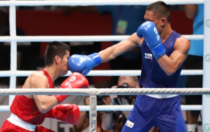 <p><strong>GOLD CONTENDER.</strong> Rogen Ladon (right) in action against Thailand's Yuttapong Tongdee during the men's flyweight (52kg) semifinal in the 18th Asian Games boxing competition at the Jakarta International Exhibition Center in Kemayoran on Friday. Ladon won, 5-0.<em> (Photo by PSC Media Pool)</em></p>