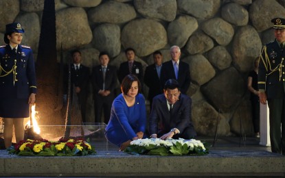 <p><strong>VISIT TO HOLOCAUST MEMORIAL CENTER.</strong> President Rodrigo R. Duterte is assisted by daughter Davao City Mayor Sara Duterte-Carpio as he leads the wreath-laying ceremony at the Yad Vashem Holocaust Memorial Center in Jerusalem, Israel on September 3, 2018. <em>(Presidential Photo) </em></p>