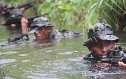 <p>Soldiers in a swamp during an official training for deployment to the country's conflict-sensitive areas<em><strong>.</strong> (PNA file photo)</em></p>