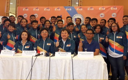 <p><strong>GOING FOR GOLD.</strong> The Philippine dragon boat delegation with Philippine Sports Commission (PSC) Commissioner Arnold Agustin (seated far right) during the send-off ceremony at the Aristocrat Restaurant in Malate, Manila on Friday.<em> (Photo by Judith Caringal/Radyo Pilipinas2)</em></p>