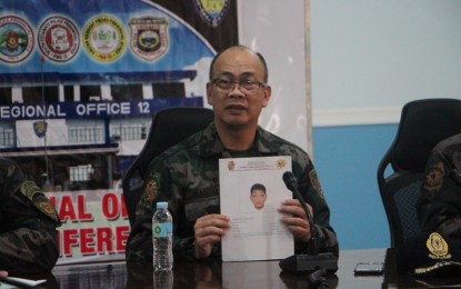 <p><strong>PRIMARY SUSPECT.</strong> Chief Supt. Eliseo Tam Rasco, regional director of the Police Regional Office-12 (PRO-12), shows during a command conference the computerized facial composite of the primary suspect in the Aug. 28 bomb explosion in Isulan, Sultan Kudarat. <em>(File photo by PRO-12) </em></p>