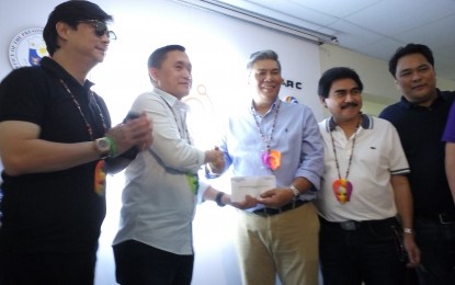 <p><strong>MALASAKIT CENTER.</strong> Special Assistant to the President Christopher Lawrence “Bong” Go (2nd from left) turns over the PHP5-million check to Dr. Julius Drilon, chief of the Corazon Locsin Montelibano Memorial Regional Hospital, to signal the opening of the Malasakit Center in Bacolod City on Sunday (Sept. 9, 2018) afternoon. With them are Presidential Assistant for the Visayas Michael Lloyd Dino (left), Bacolod City Mayor Evelio Leonardia (2nd from right), and Bacolod Rep. Greg Gasataya.<em>(Photo by Nanette L. Guadalquiver)</em></p>