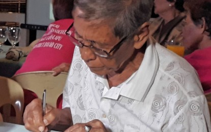 <p>Senior citizen Gabriel Carreon fills out the Malasakit Health Card distributed to Presidents of Senior Citizens Asoociation in Davao City on Sunday. <em><strong>Photo by Lilian C Mellejor/PNA</strong></em></p>