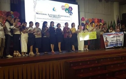 <p><strong>LITERACY AWARD</strong>. Iloilo City garners the third spot (local government unit-highly urbanized category) in the 2018 National Literacy Conference and Awards recently held in Baguio City.<em> (Photo from the FB page of Mayor Jose Espinosa)</em></p>