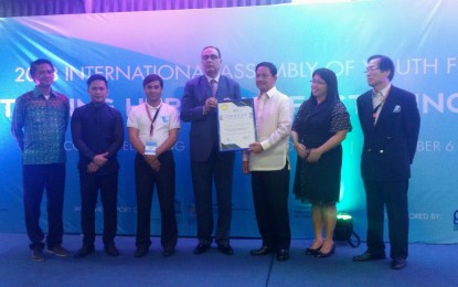 <p><strong>OUTSTANDING MAYOR. </strong>Professor Shahbaz Khan, regional director of Science Bureau for Asia and the Pacific and UNESCO Representative for Brunei Darussalam, Indonesia, Malaysia, the Philippines and Timor-Leste, hands the award to Legazpi City Mayor Noel Rosal as Most Outstanding Mayor in the country during the 2018 International Assembly of Youth for UNESCO held at the Icon Hotel in Quezon City on Saturday, September 8, 2018. <em><strong>(Photo by Emmanuel Solis)</strong></em></p>