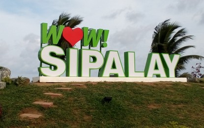 <p><strong>CLOSED FOR THE MEANTIME</strong>. A marker welcomes visitors to a beachfront in Sipalay City, Negros Occidental. The southern city, however, banned the entry of tourists and non-essential travelers for 17 days, starting Friday (Aug. 14, 2020) to curb the increasing local transmission of Covid-19 in the province. <em>(PNA-Bacolod file photo)</em></p>