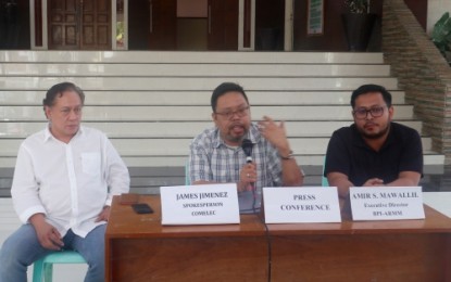 <p><strong>SPECIAL LIST UP.</strong> Commission on Elections spokesperson Director James Jimenez (center) responds to queries on Monday (Sept. 10) by Cotabato newsmen on the scheduled Sept 11-13, 2018 special satellite registration in 16 areas of Mindanao in connection with the plebiscite for the Bangsamoro Organic Law (BOL) early next year. <em><strong>(PNA Cotabato photo)</strong></em></p>