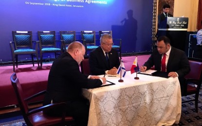 <p>Silver Shadow Advance Security System CEO Amos Golan (left) and RIC Pres. Augusto Camacho sign a Letter of Intent with Department of Trade and Industry Secretary Ramon Lopez (center) as witness. </p>